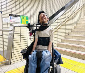 駅の階段前にいる僕