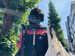 空を見ている僕の写真