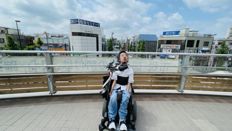 空を背にしている僕