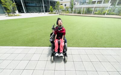 芝生を背にしている僕