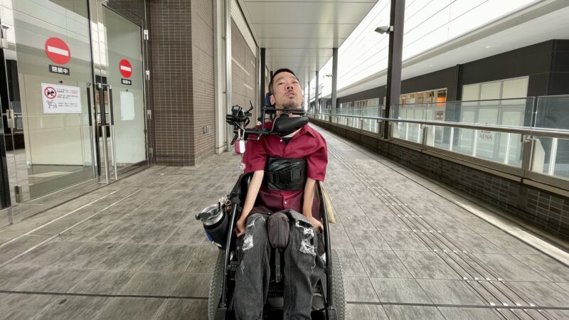 通路の真ん中にいる僕