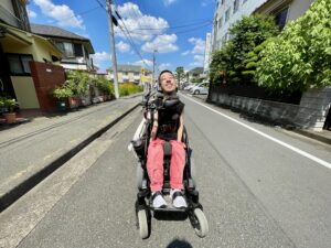 青空と雲を背にしている僕