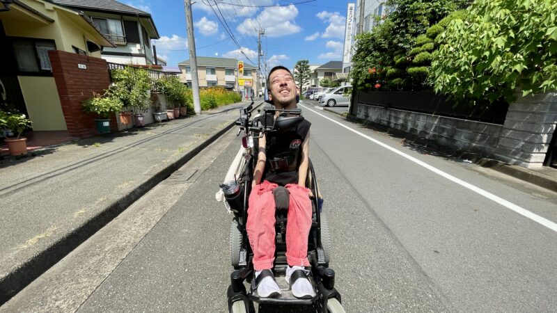青空と雲を背にしている僕