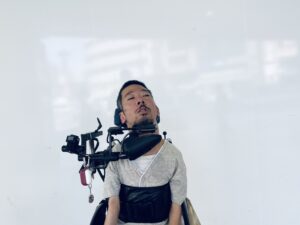 白い壁を背にしている僕