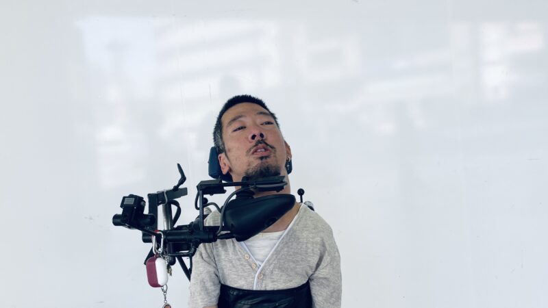 白い壁を背にしている僕
