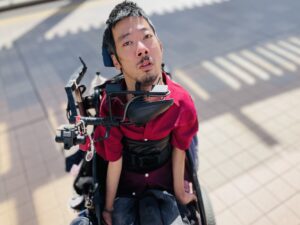 赤いシャツを着ている僕
