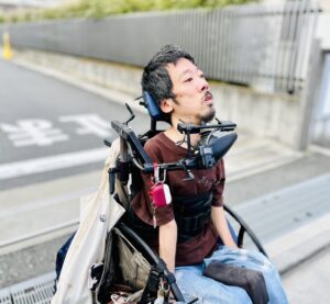 茶色いシャツを着ている僕