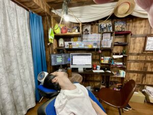 パソコンを見ている僕の写真
