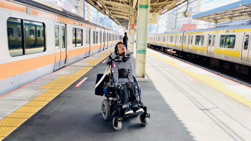 駅のホームにいる僕