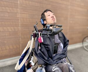 茶色の壁の前にいる僕