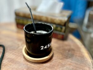 コースターの上に置いてあるマグカップ