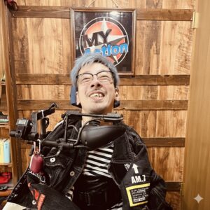 “My Action”のロゴを背にしている僕