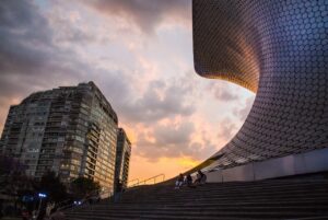空とビルが写っている写真