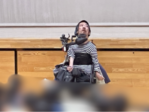 小学生の前で話している僕の写真