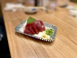 刺身がお皿に置かれている写真