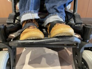 靴とフットレストが写っている写真