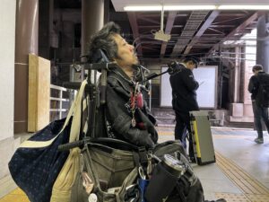 駅のホームにいる僕