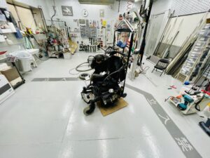 修理中の車椅子の写真