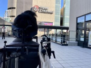 府中のTOHOシネマズのロゴを見ている僕の後ろ姿