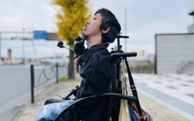 道で横断歩道の信号を待っている僕