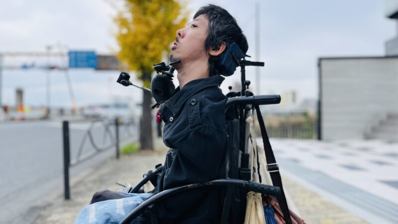 道で横断歩道の信号を待っている僕