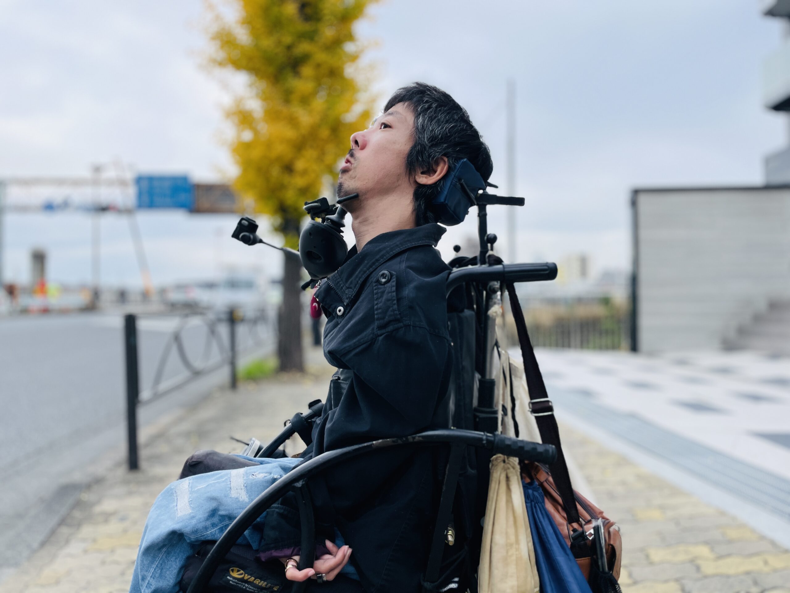 道で横断歩道の信号を待っている僕