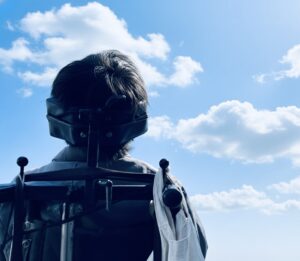 白い雲と青空を観ている僕