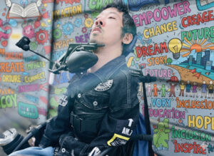 いろいろなカラフルな英単語が描かれているフェンスの前にいる僕