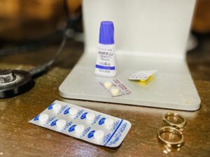 目薬とアレルギーの薬が置いてある写真