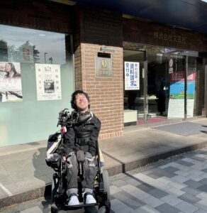 文芸社の入り口にいる僕