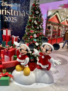 サンタの服を着ているミッキーとミニー