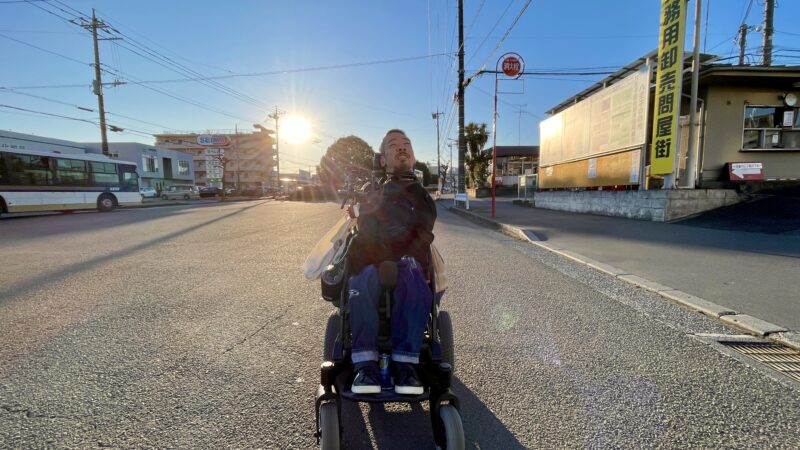 夕日を背にしている僕