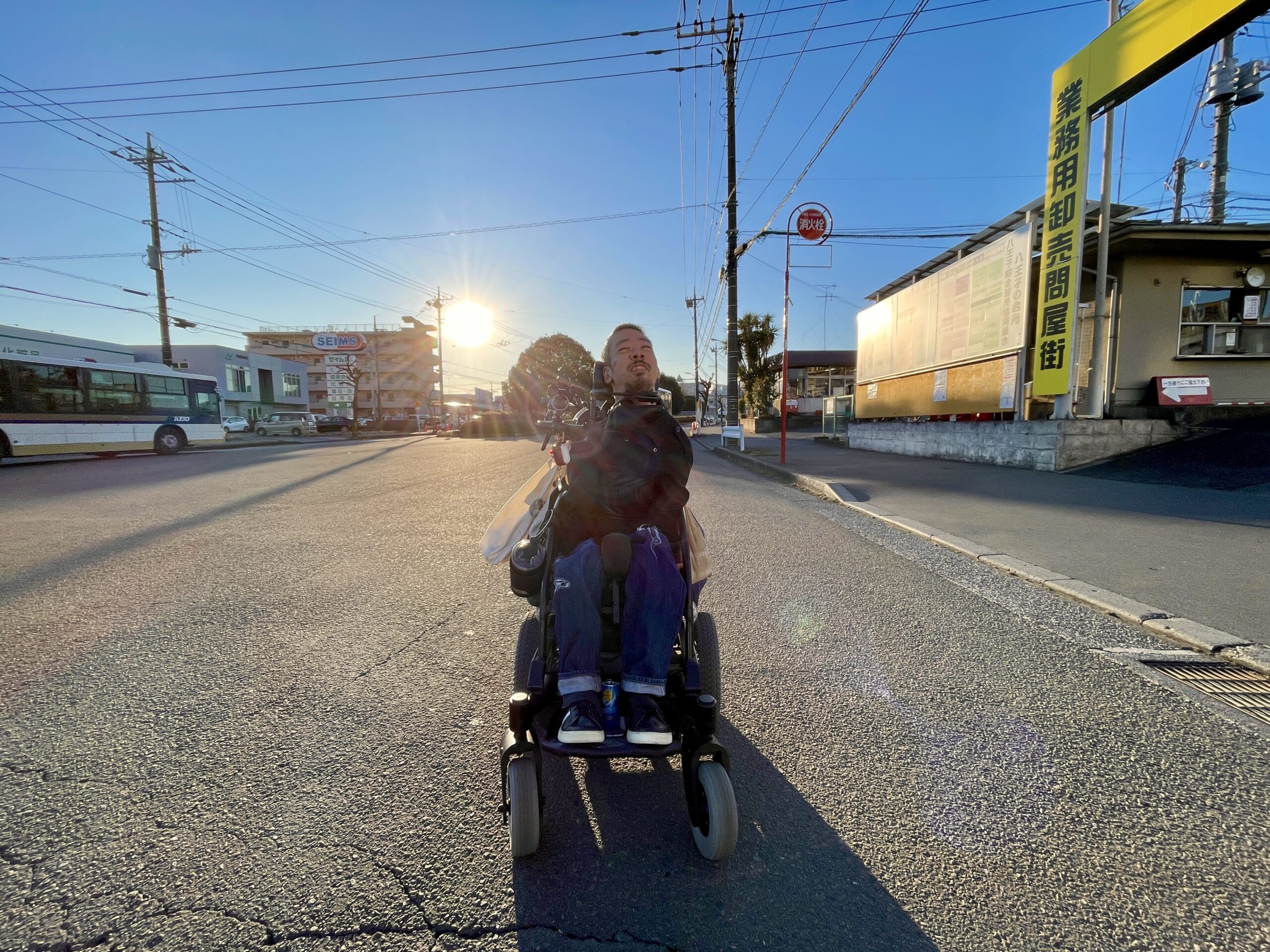 夕日を背にしている僕