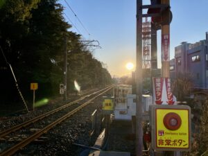 太陽と空と線路の写真