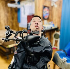 “My Action”のロゴを背にしている僕