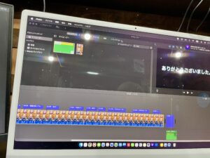 iMacでクラファンのリターン品の、動画を制作している写真