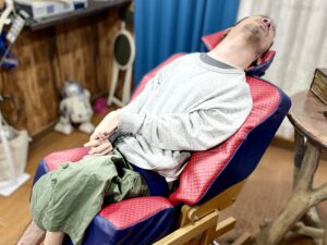 赤いシートが張ってある座位保持に座っている僕