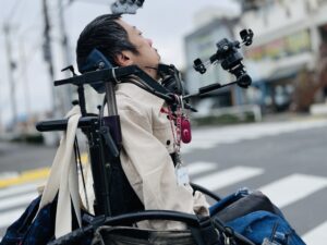 横断歩道で信号待ちしている僕