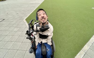 緑の芝生を背にしている僕