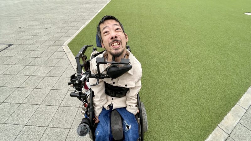 緑の芝生を背にしている僕