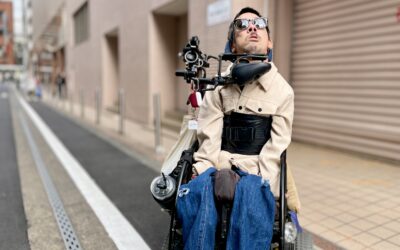 白いジャケットを着てサングラスをかけている僕