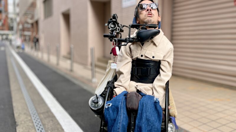 白いジャケットを着てサングラスをかけている僕