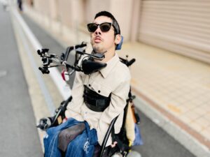 白いジャケットを着てサングラスをかけている僕