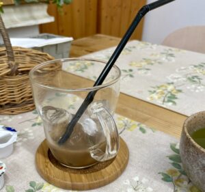 机の上にコーヒーが入ったカップが写っている写真