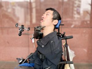 黒いジャケットを着ている僕