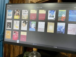 ディスプレイにKindleアプリが写っている写真