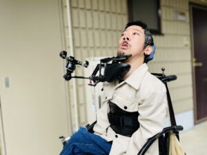 アパートの廊下にいる僕