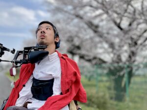 桜をバックにしている僕