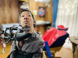 “My Action”のロゴを背にしている僕