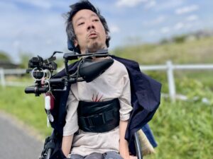 青空をバックにしている僕
